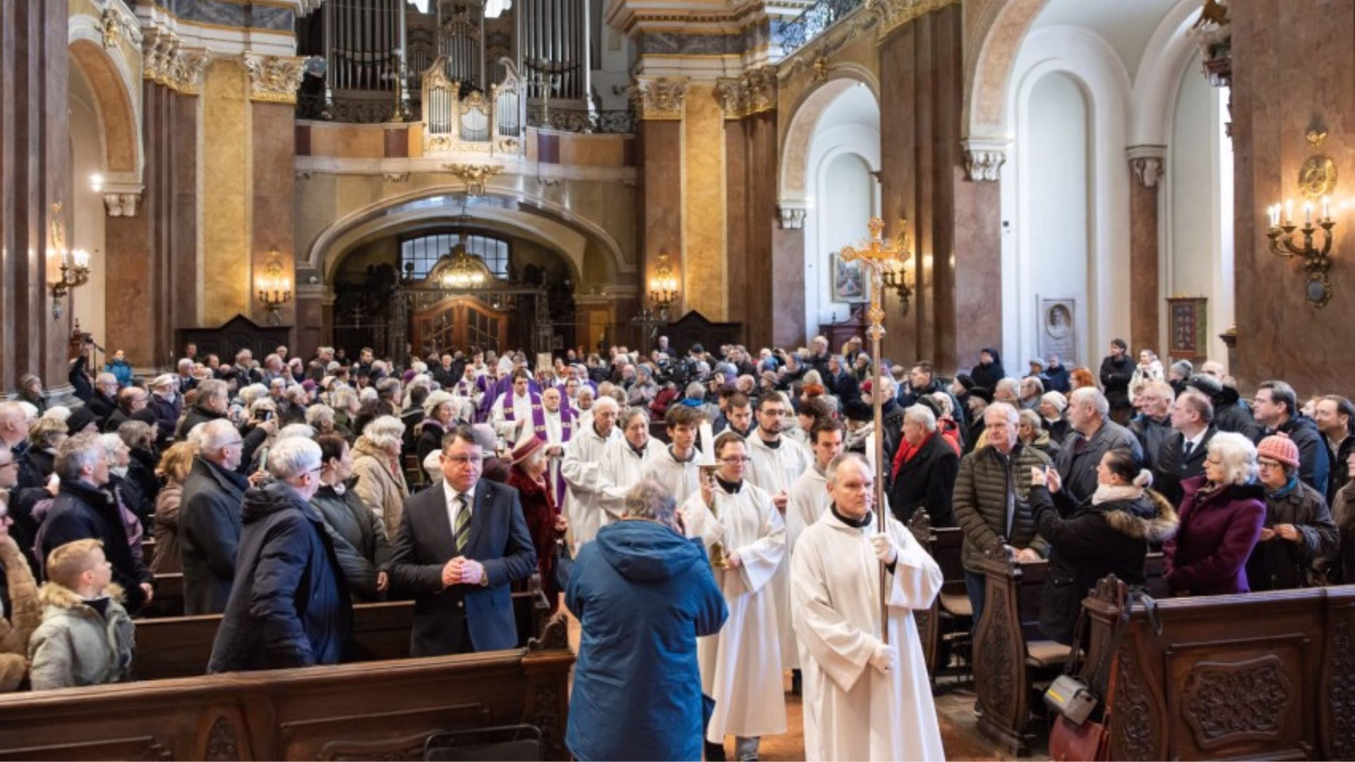Sokaknak volt eligazító fénye – Reisz Pál atya átvette a Parma Fidei díjat