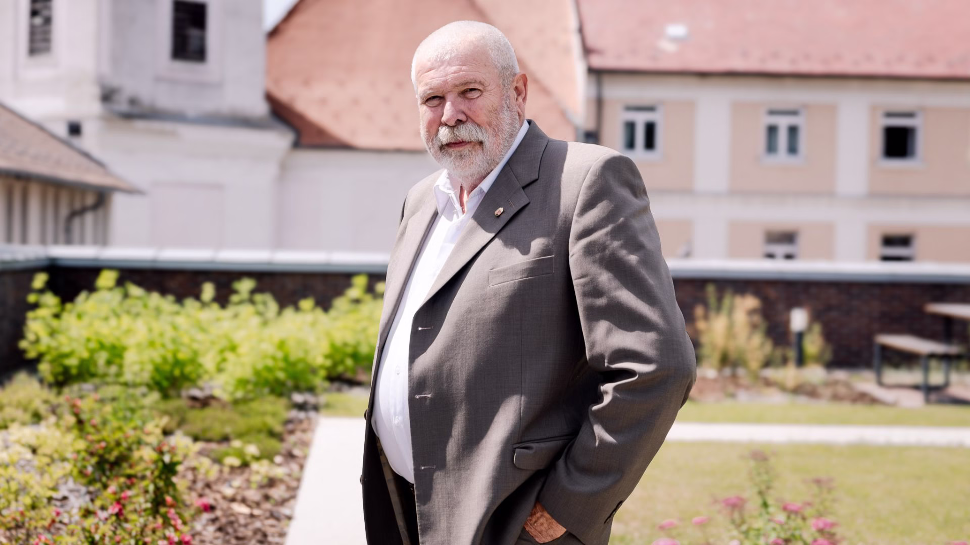 „A legfontosabb, hogy maradandót alkossunk” – hogyan született újjá az esztergomi ferences templom kereplője?